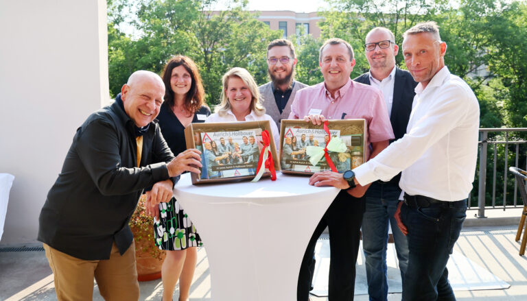 Ein Bild der Mitarbeiter der Aurich & Hallbauer GmbH aus Leipzig zum 30jährigen Jubiläum.