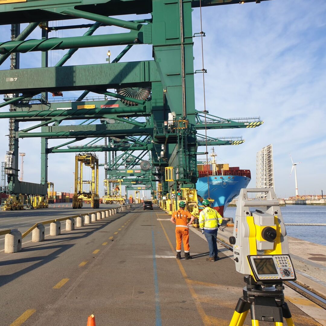 Bild eines GeoMax Tachymeters auf einer Brücke