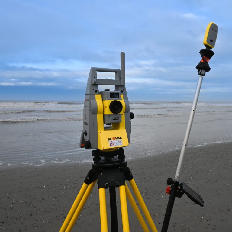 GeoMax-Totalstation und GNSS-Antenne am Strand