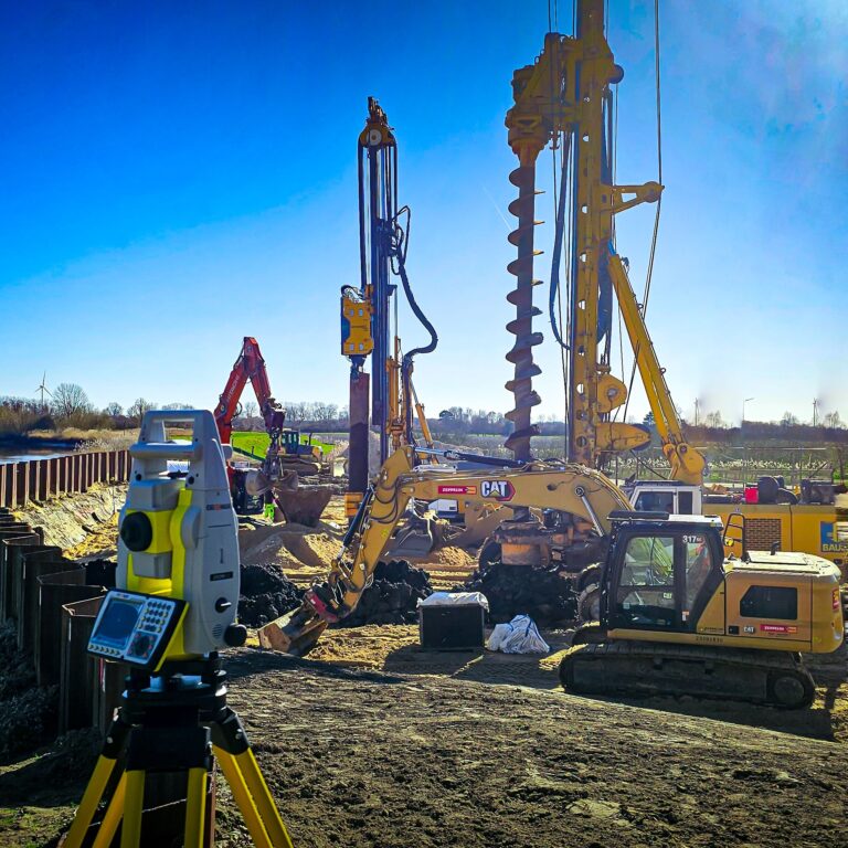 Bild einer GeoMax Totalstation Zoom90 auf einer Baustelle für den Tiefbau.