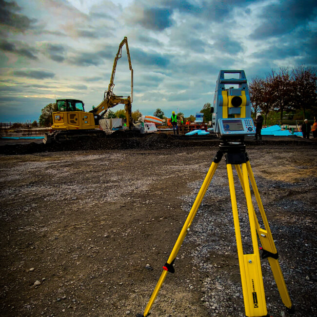 Die GeoMax Totalstation Zoom95 auf einer Baustelle