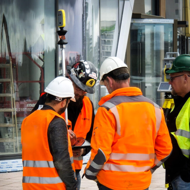 Vermesser und eine Zenith06 GNSS-Antenne