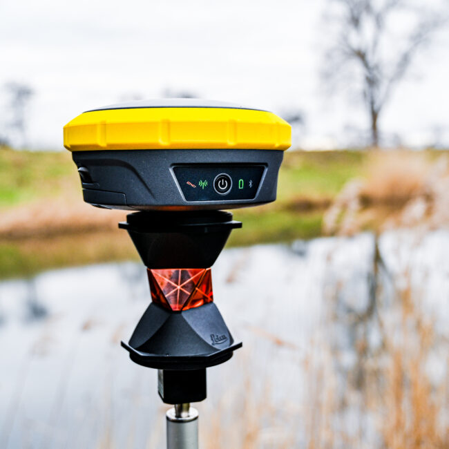 Die GNSS-Antenne von Geomax Zenith60 mit einem Prisma