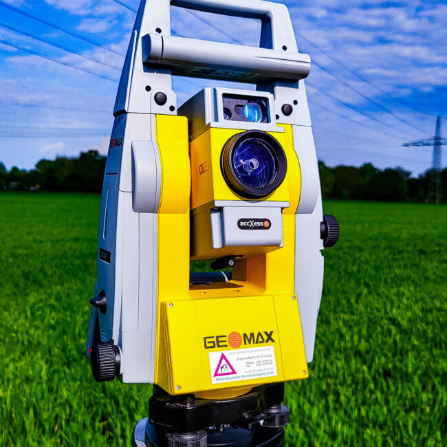Die GeoMax Totalstation Zoom95 auf einer Wiese