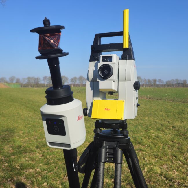 Die Robotic Totalstation Leica iCON iCR70 in Kombination mit der intelligenten AP20 AutoPole von Leica.