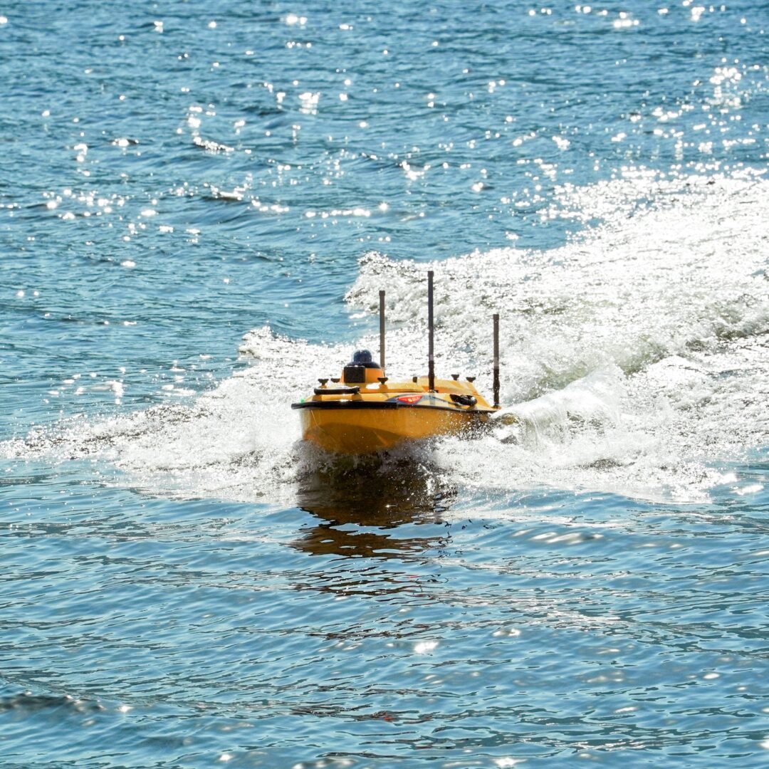 Das Bild zeigt das Vermessungsboot Apache 4Pro im Einsatz.