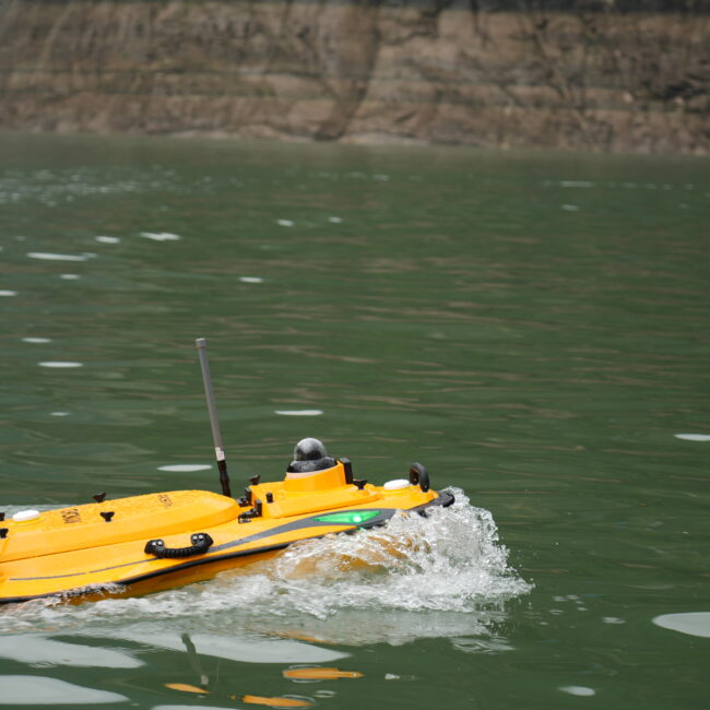 Das Bild zeigt das Vermessungsboot Apache 4Pro auf einem Gewässer im Einsatz. Vermessungsboot für die Gewässervermessung